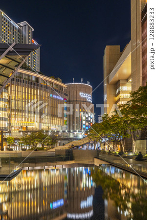 JR大阪駅前うめきた夜景　グランフロント大阪　ヨドバシカメラ 128883233