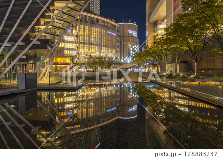 JR大阪駅前うめきた夜景　グランフロント大阪　ヨドバシカメラ 128883237