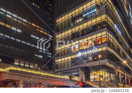 JR大阪駅前うめきた夜景 うめきた広場 イノゲート大阪 JR大阪駅前うめきた夜景 うめきた広場 イノゲート大阪 128883238