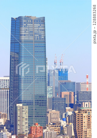 東京都港区、東京の町並みと麻布台ヒルズ森JPタワーの風景 128883268