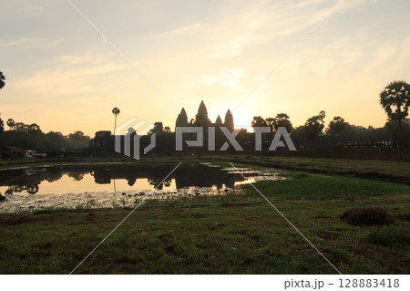 日の出に映えるアンコールワット 128883418