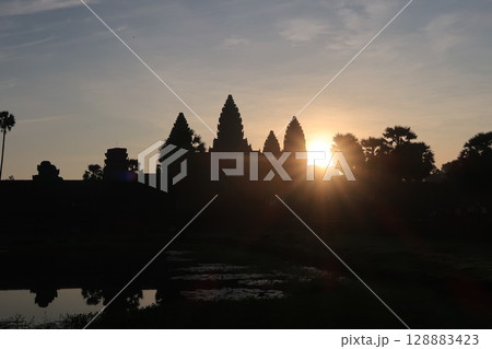 日の出に映えるアンコールワット 日の出に映えるアンコールワット 128883423