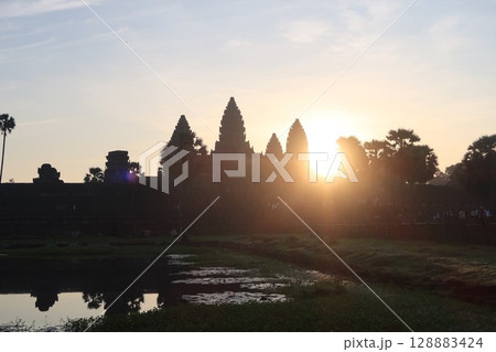 日の出に映えるアンコールワット 日の出に映えるアンコールワット 128883424