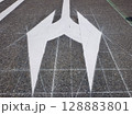 道路麺の矢印表示と罫書き線 128883801