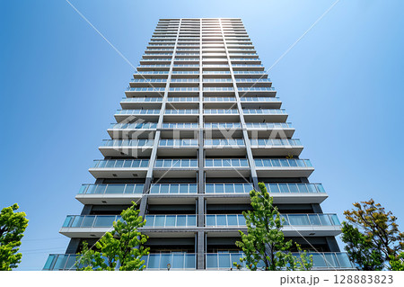 都市部にそびえる高層マンションの外観を捉えた風景 128883823