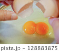 割ったら出てきた双子の卵 128883875