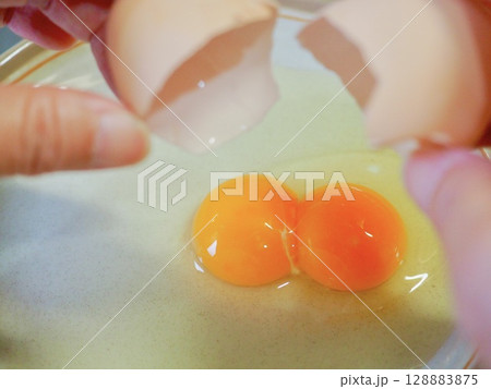 割ったら出てきた双子の卵 128883875