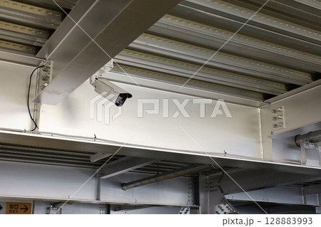 地下駐車場の監視カメラ 地下駐車場の監視カメラ 128883993
