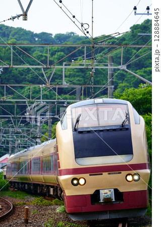 国鉄特急色をイメージしたE653系、鎌倉へ 国鉄特急色をイメージしたE653系、鎌倉へ 128884645