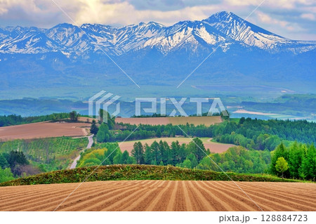 美しい北海道 十勝岳連峰と上富良野町丘陵地帯の絶景 128884723