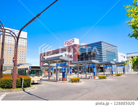 青空の弘前駅中央口駅前の風景・青森県弘前市 128885020