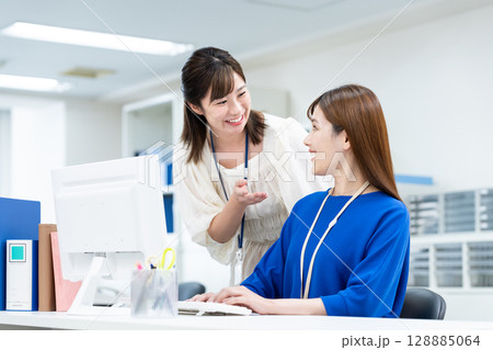 オフィスで働くビジネスウーマン オフィスで働くビジネスウーマン 128885064