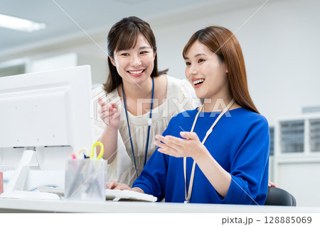 オフィスで働くビジネスウーマン オフィスで働くビジネスウーマン 128885069