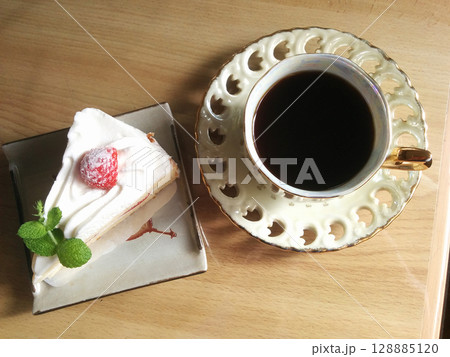 Strawberry shortcake set / 苺のショートケーキとコーヒーのスィーツセット Strawberry shortcake set / 苺のショートケーキとコーヒーのスィーツセット 128885120