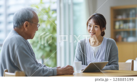 服薬の説明する女性介護士 128885199