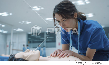 救命講習会で真剣に勉強する医療従事者 128885206