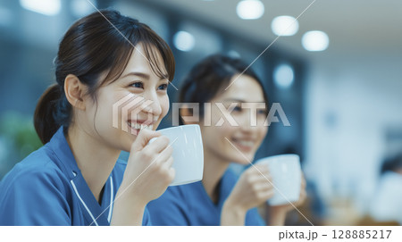 仲間と休憩する医療従事者 128885217