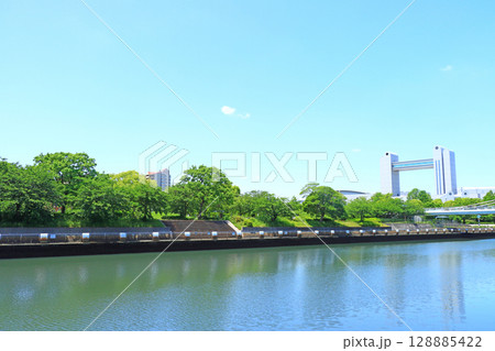 愛知県名古屋市、新緑とセンチュリーホールの風景 128885422