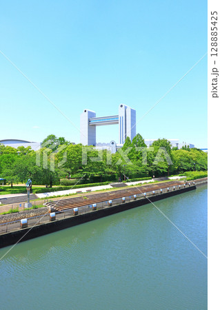 愛知県名古屋市、新緑とセンチュリーホールの風景 128885425