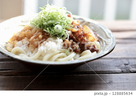 やちむんに盛り付けた牛すき肉と鬼おろしの冷やしぶっかけうどん やちむんに盛り付けた牛すき肉と鬼おろしの冷やしぶっかけうどん 128885634