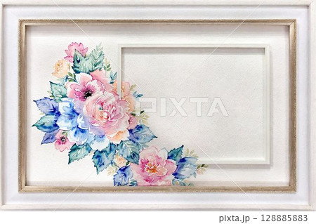 アンティークな木製フォトフレームの中に飾られたピンクの薔薇の花 128885883