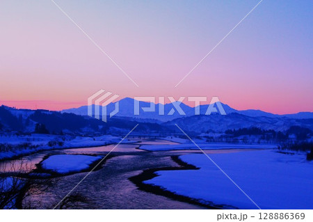 朝焼けの越後三山・信濃川朝焼けの夜明け雪景色 128886369