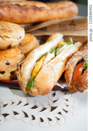 美味しそうなパン 128886402