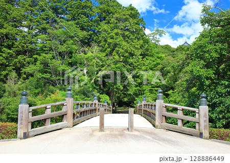 【島根県】快晴の松江城の亀田橋 【島根県】快晴の松江城の亀田橋 128886449