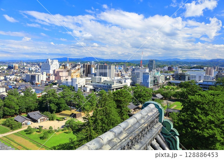 【島根県】松江城天守閣から見た松江市街地 128886453