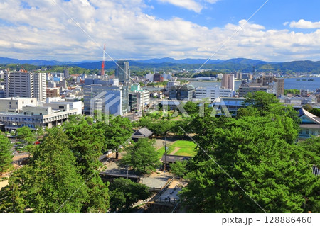【島根県】松江城天守閣から見た松江市街地 128886460