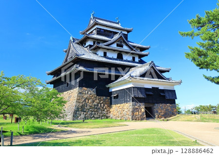 【島根県】快晴の松江城天守閣(国宝) 【島根県】快晴の松江城天守閣(国宝) 128886462