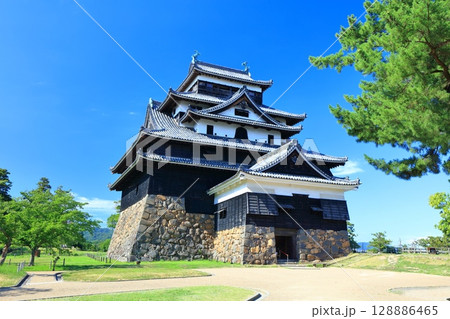 【島根県】快晴の松江城天守閣（国宝） 128886465