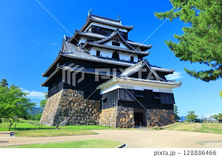 【島根県】快晴の松江城天守閣（国宝） 128886466