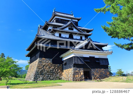 【島根県】快晴の松江城天守閣(国宝) 【島根県】快晴の松江城天守閣(国宝) 128886467