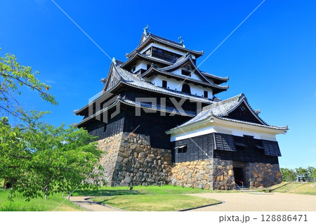 【島根県】快晴の松江城天守閣（国宝） 128886471