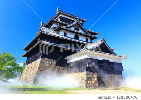 【島根県】雲海に浮かぶ松江城天守閣（国宝） 128886476