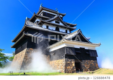 【島根県】雲海に浮かぶ松江城天守閣（国宝） 128886478