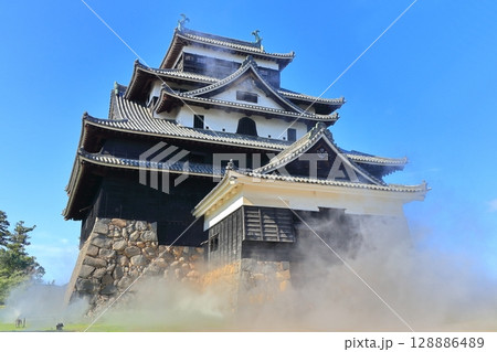 【島根県】雲海に浮かぶ松江城天守閣（国宝） 128886489
