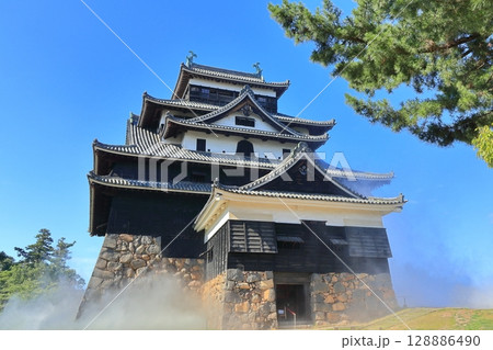 【島根県】雲海に浮かぶ松江城天守閣（国宝） 128886490