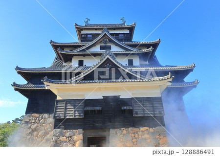 【島根県】雲海に浮かぶ松江城天守閣（国宝） 128886491