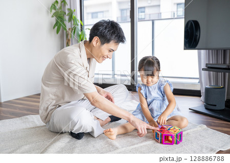 おもちゃで遊ぶパパと娘の笑顔あふれる時間 おもちゃで遊ぶパパと娘の笑顔あふれる時間 128886788