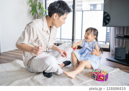 おもちゃで遊ぶパパと娘の笑顔あふれる時間 おもちゃで遊ぶパパと娘の笑顔あふれる時間 128886810