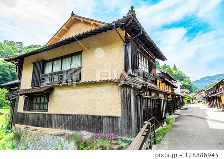 【世界遺産 石見銀山遺跡とその文化的景観】【重伝建】大森銀山　初夏の大森町の街並み7　島根県大田市 128886945
