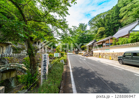 【世界遺産 石見銀山遺跡とその文化的景観】【重伝建】大森銀山　初夏の羅漢寺の風景　島根県大田市 128886947