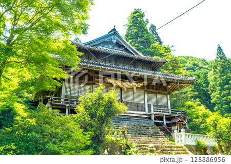 【世界遺産 石見銀山遺跡とその文化的景観】初夏の佐毘売山神社の拝殿　島根県大田市 128886956