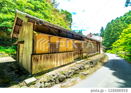 【世界遺産 石見銀山遺跡とその文化的景観】初夏の高橋家住宅の風景3　島根県大田市 128886958