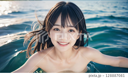 夏空のビーチでビキニの水着を着た笑顔の若い女性 128887081