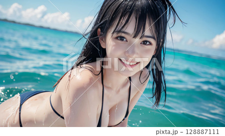 夏空のビーチでビキニの水着を着た笑顔の若い女性 128887111
