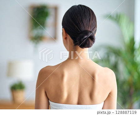 若い女性の背中　ビューティーイメージ 128887119