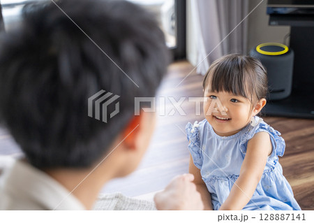 遊ぶパパと娘の笑顔あふれる時間 遊ぶパパと娘の笑顔あふれる時間 128887141